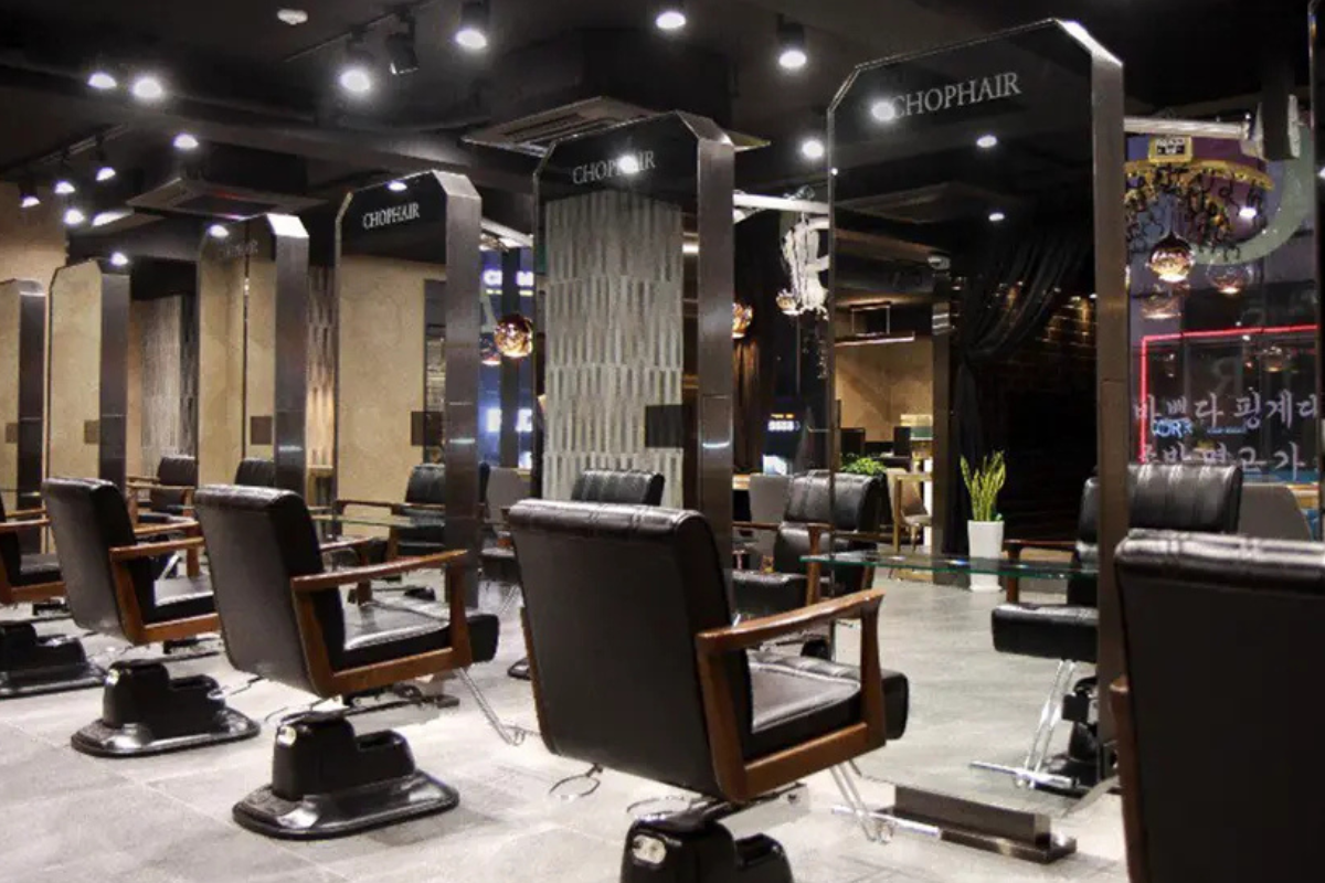 CHOP HAIR髮廊設計中的現代工業風裝潢，吸引年輕客戶群。