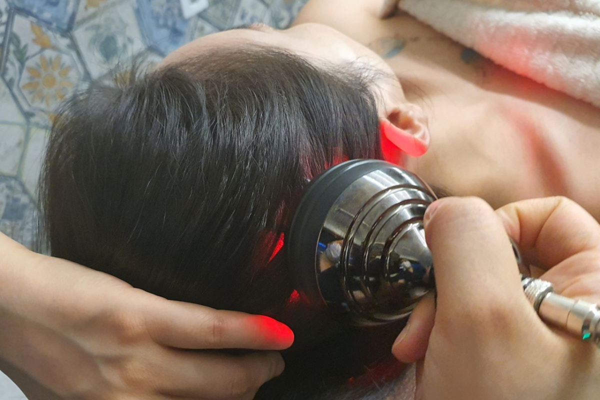 韓國江南區男士髮型護理的專業深化展示，MOCLOCK髮廊提供的理髮服務。