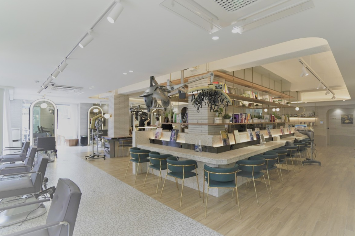 JUNO HAIR沙龍在夜間的外部門面，吸引路人目光。