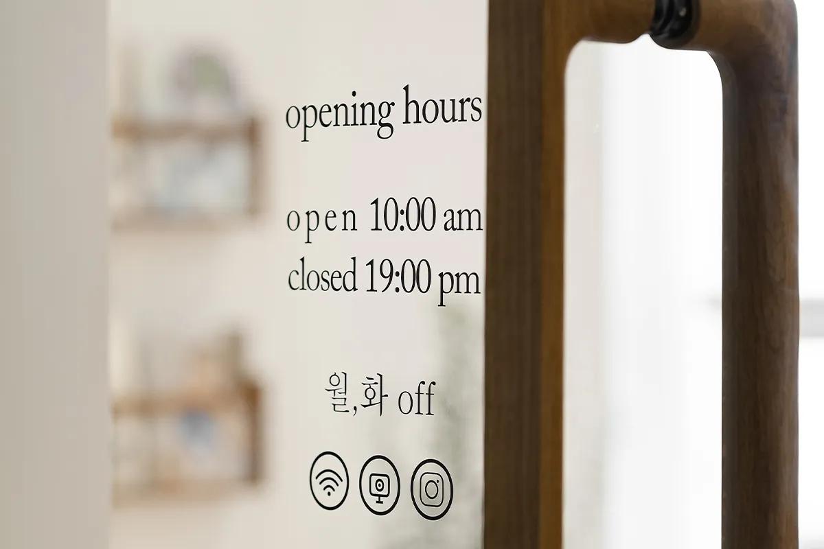首爾江南區知名髮廊的營業時間告示，強調提供外國語服務。