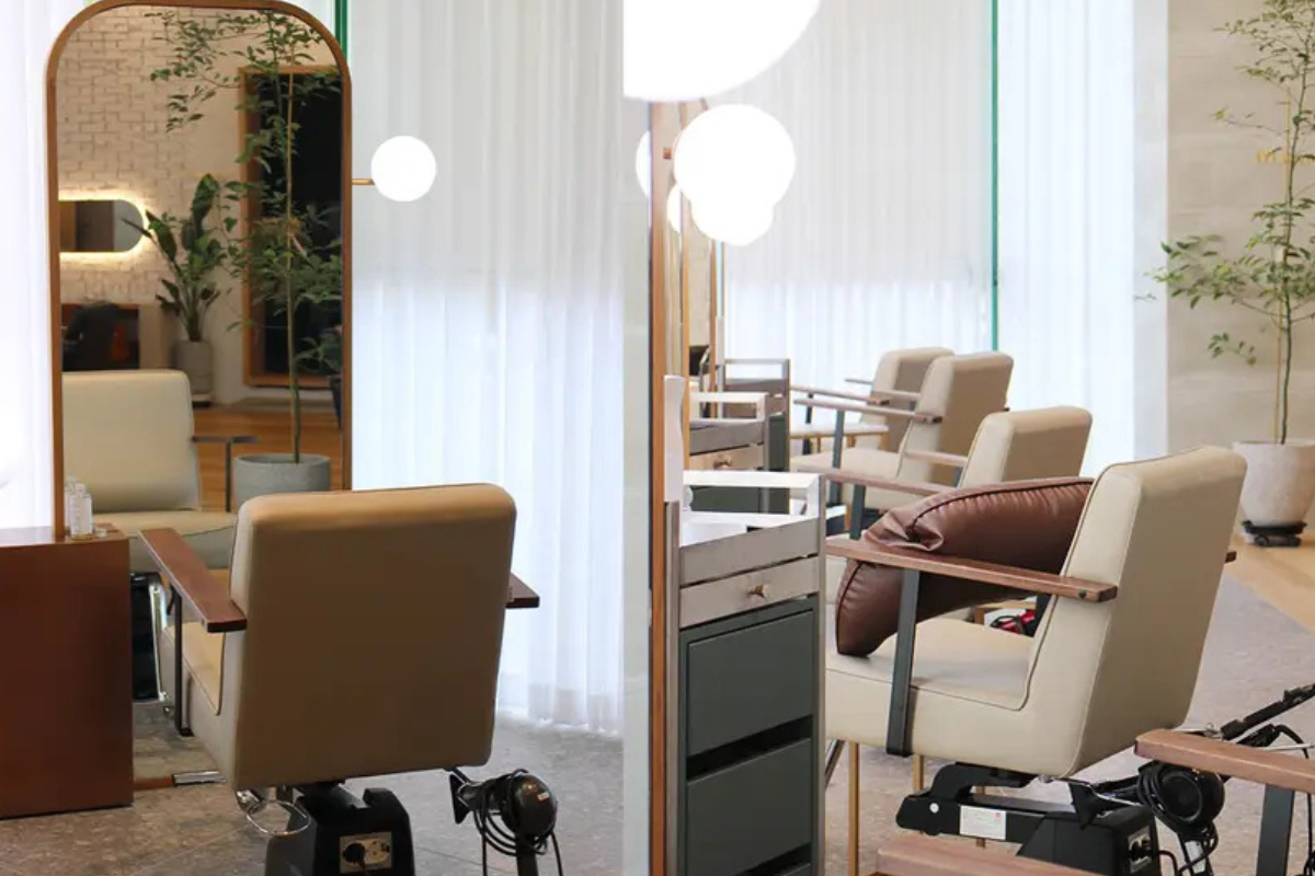 id HAIR韓國連鎖髮廊的寬敞沙龍空間。