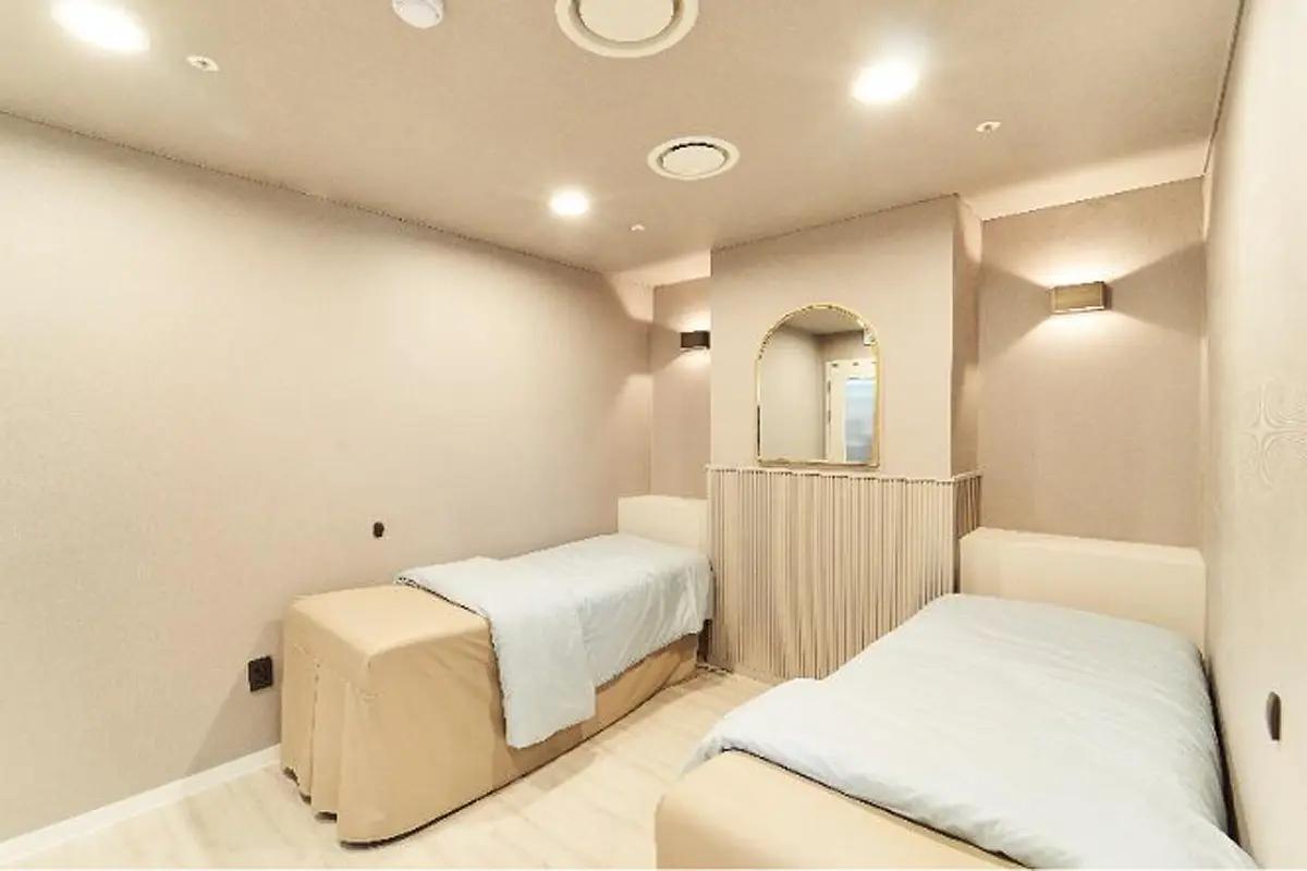 韓国ソウル江南区のJIWOOCLINIC美容皮膚科の施術室の内部