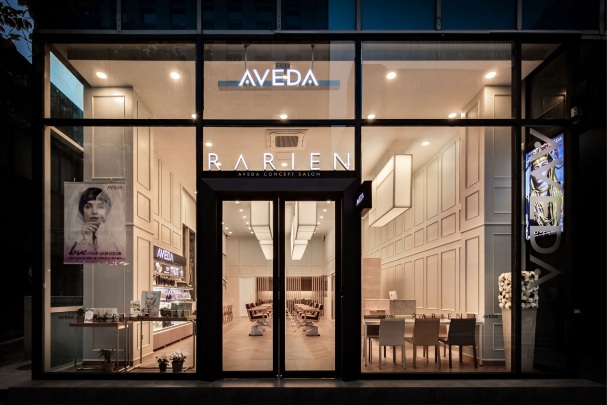 RARIEN髮廊的外立面，顯示其使用AVEDA產品強調自然護髮療程。