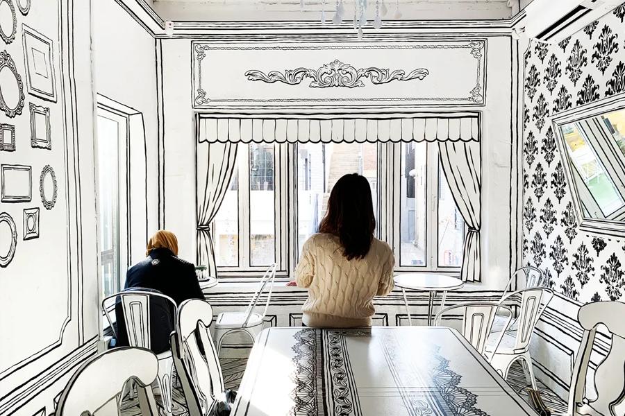 韓國首爾的漫畫咖啡廳內部展示的2D風格場景，讓人彷彿置身於繪本畫面中