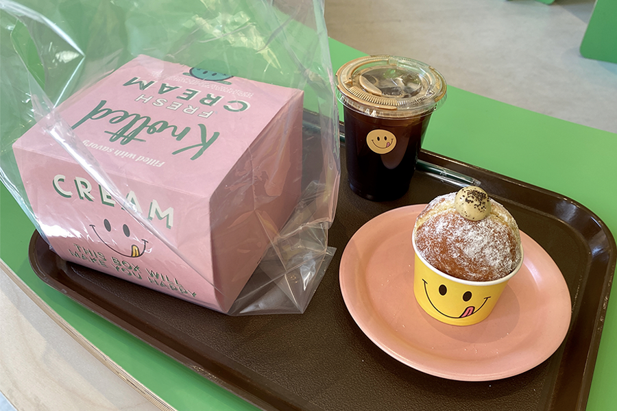 Cafe Knotted三成店展示兩個蛋糕和咖啡飲品，用笑臉杯子呈現其品牌特色