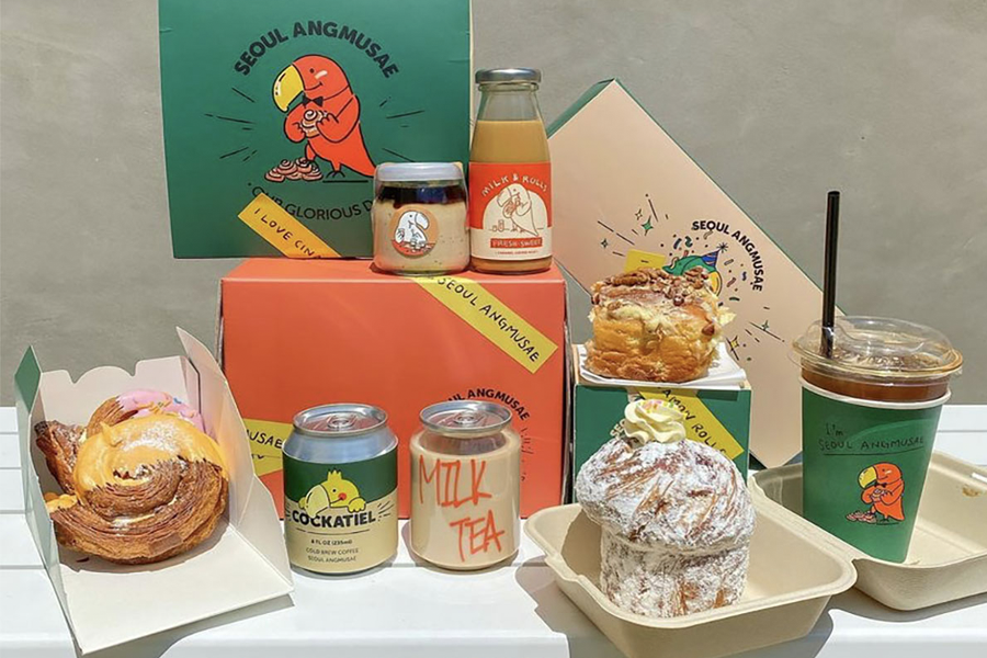 在韓國鸚鵡咖啡廳擺放的餅乾和各種飲料，包裝設計非常可愛，吸引了許多顧客的眼光