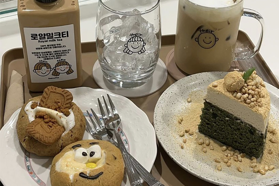 在韓國Their Coffee咖啡廳展示的各種可愛餅乾和綠茶蛋糕，以及附有笑臉圖案的飲料