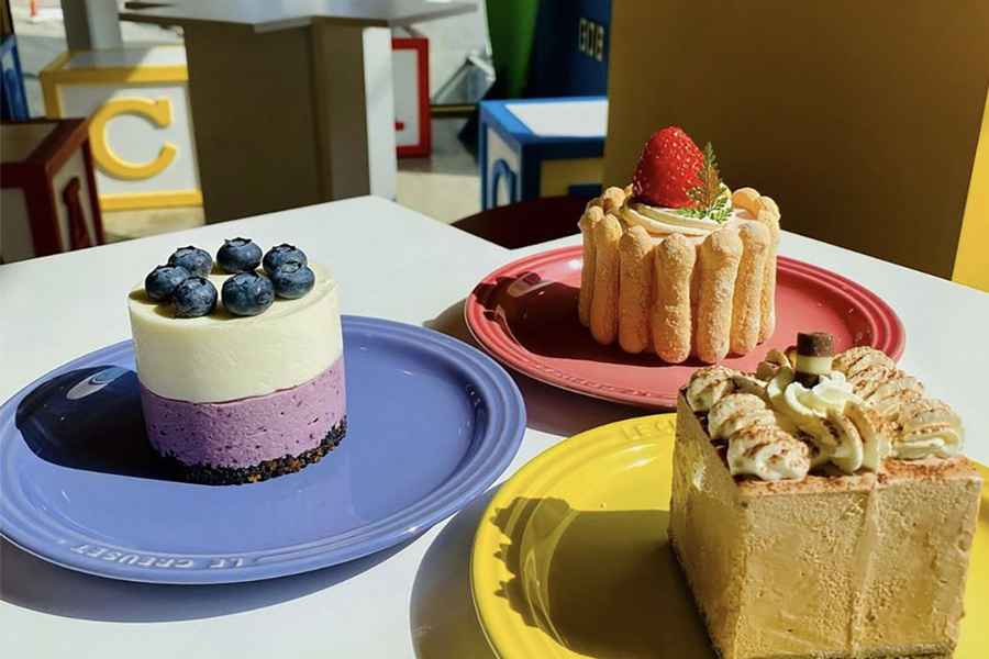 韓國首爾Tic Tac Toc咖啡廳的三個可愛甜點，分別擺在藍色、粉紅色和黃色的盤子上