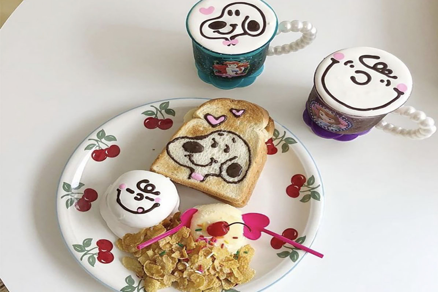 在韓國Cafe Amooh咖啡廳中展示兩杯史努比造型的飲品，以及可愛的史努比主題餐點