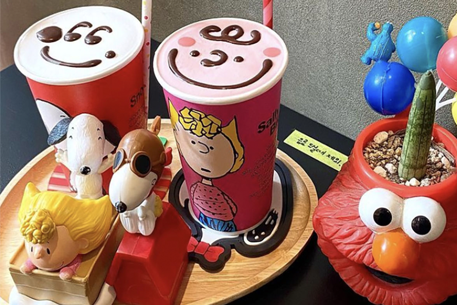 在韓國Vivasalon咖啡廳展示的卡通造型飲品，旁邊擺放著史努比和芝麻街的裝飾品