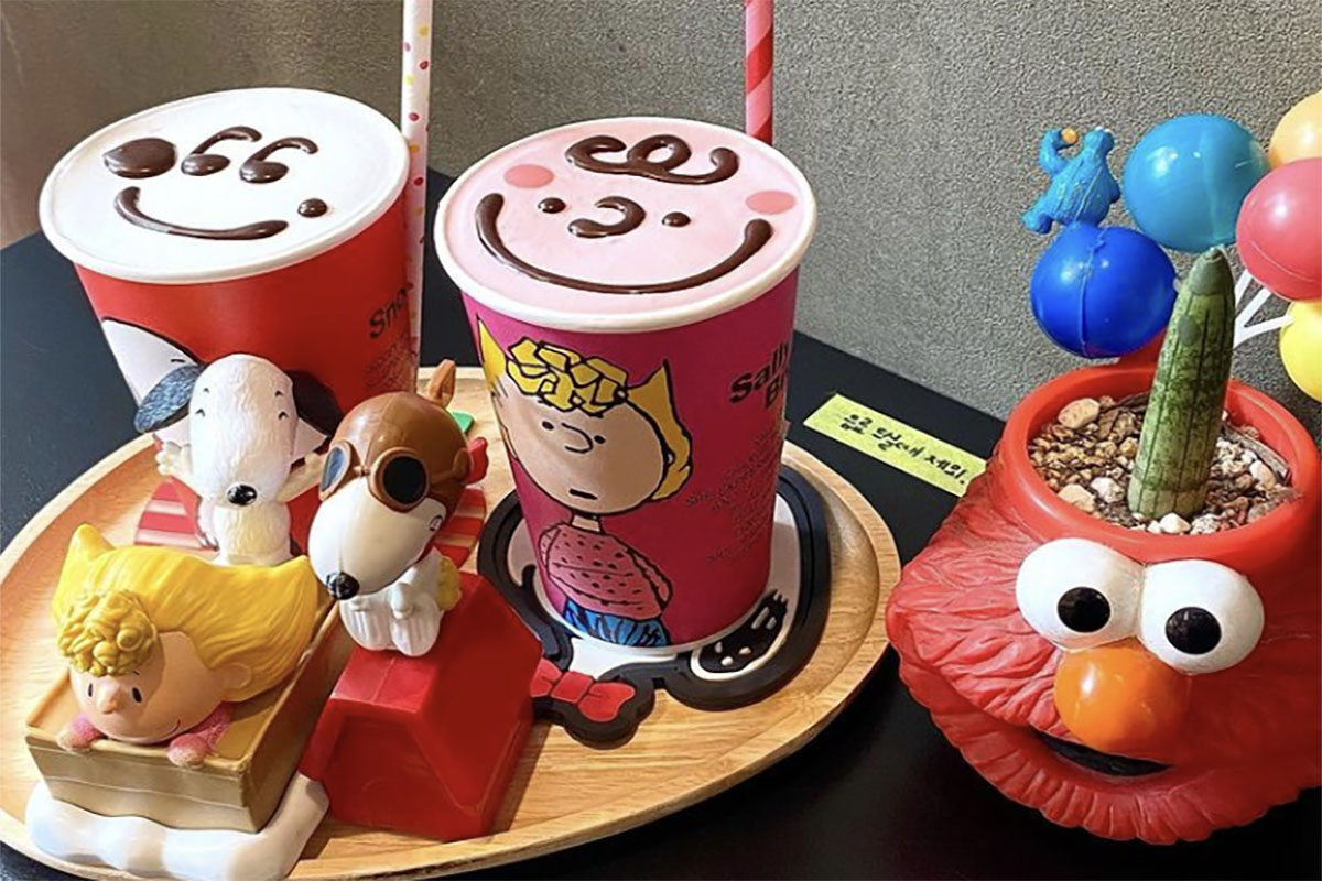 đồ uống và bánh ở quán cafe Viva Salon 비바쌀롱