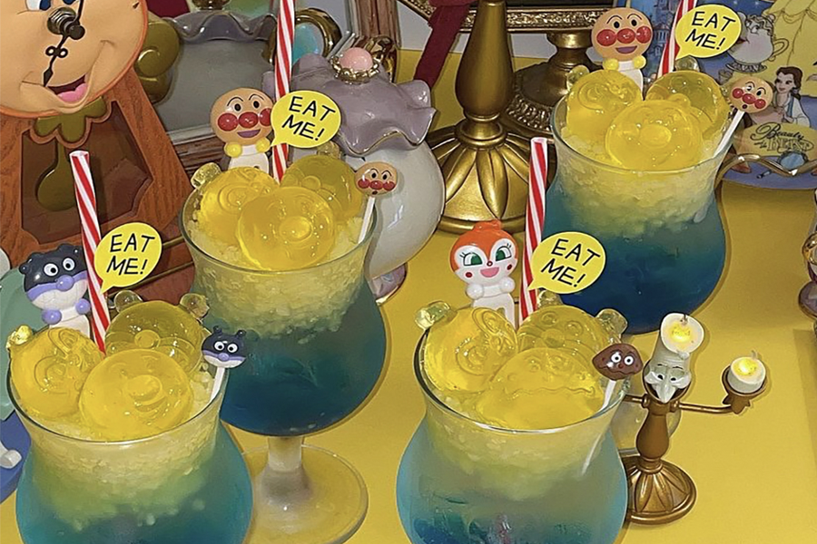 韓國延禧咖啡店精美可愛的氣泡飲，並搭配麵包超人角色裝飾，增加了咖啡廳的活力氛圍