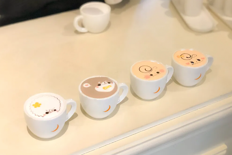 韓國首爾C. Through咖啡廳擺放著四個不同圖案拉花的咖啡飲品