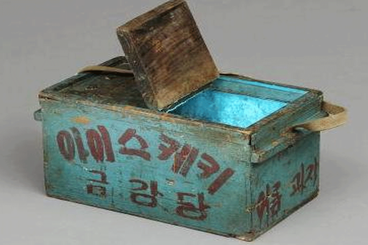 古い韓国のアイスケーキ販売用の木製アイスボックス