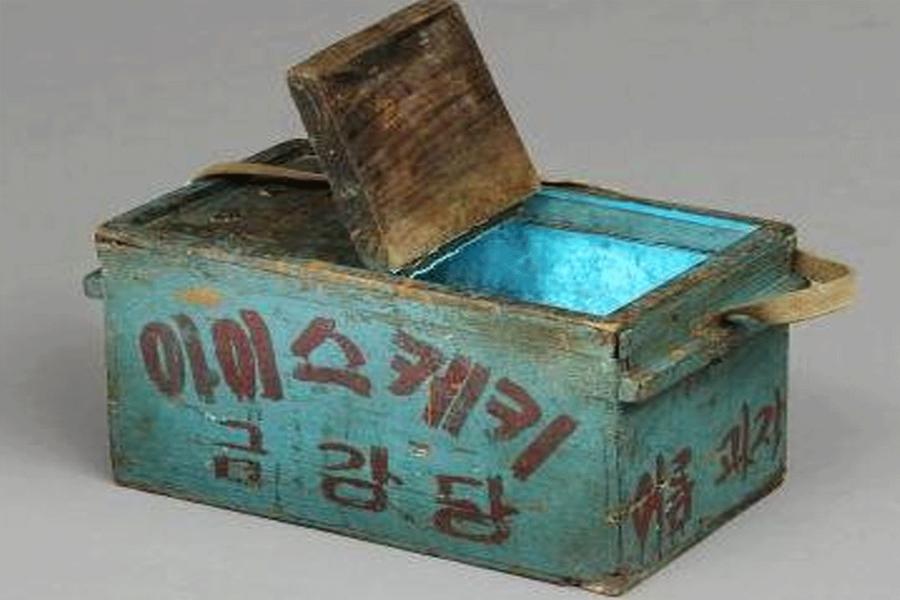 藍色的冰盒，刻有韓文“아이스께끼”，展示韓國復古冰凍甜品Ice Cake的盒子。