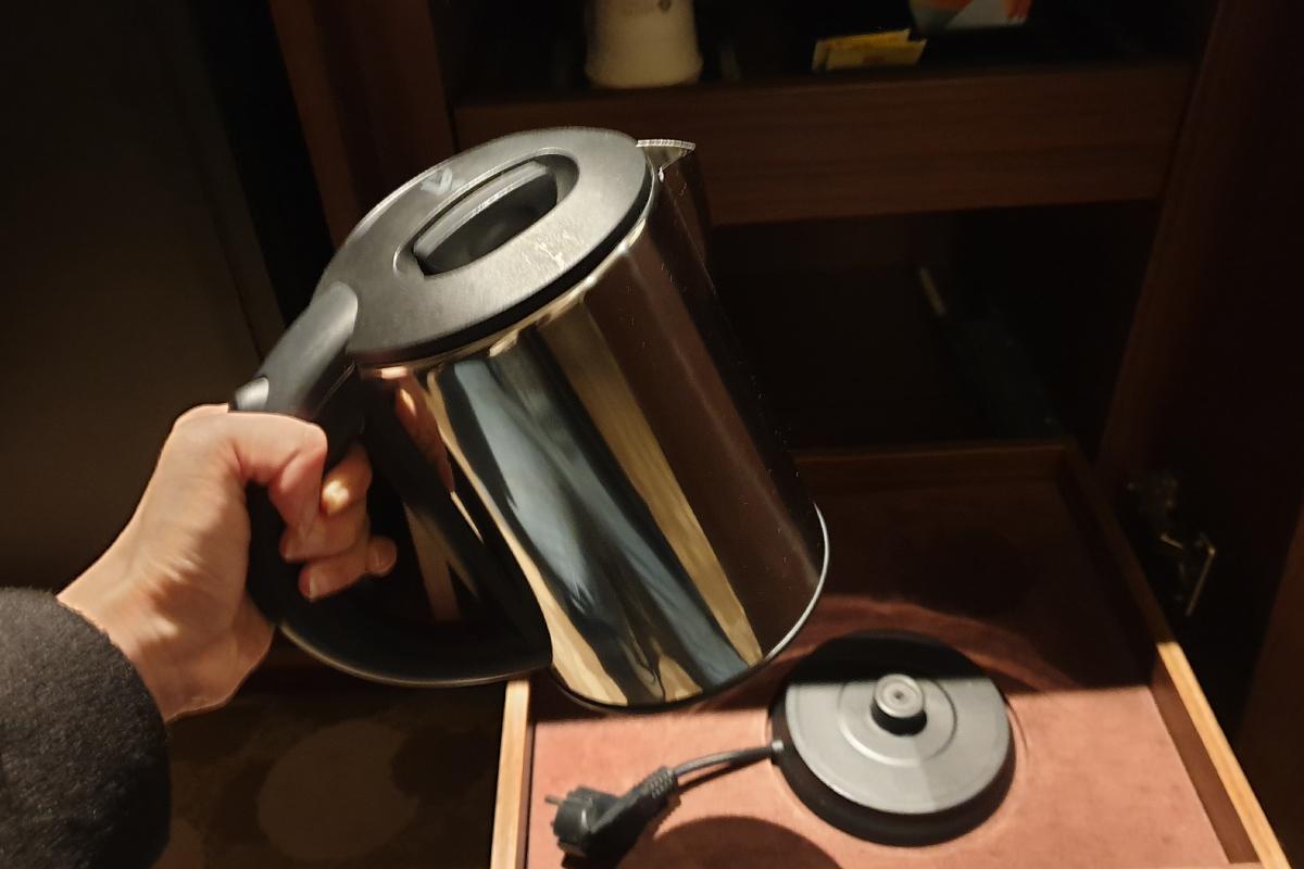 The provided hot water pot.