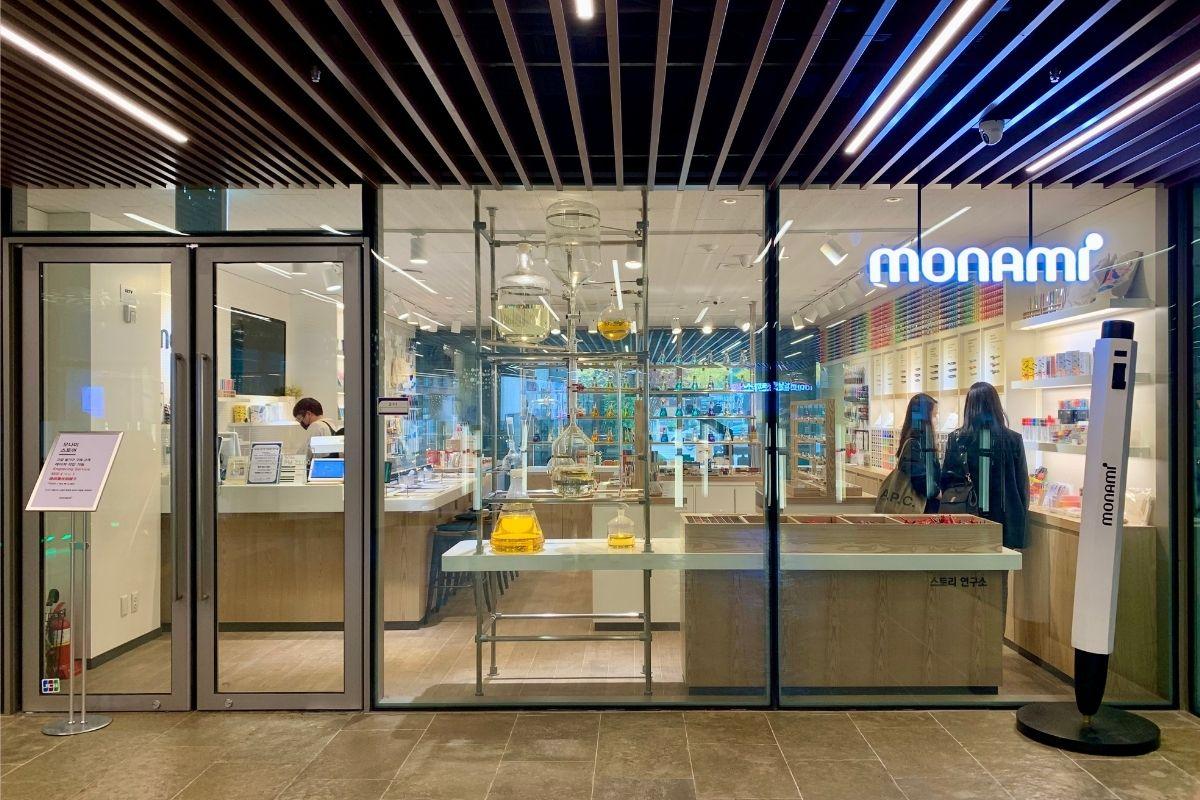 cửa hàng bán bút monami concept store khu mua sắm Annyeong Insadong 안녕인사동 ở insadong 