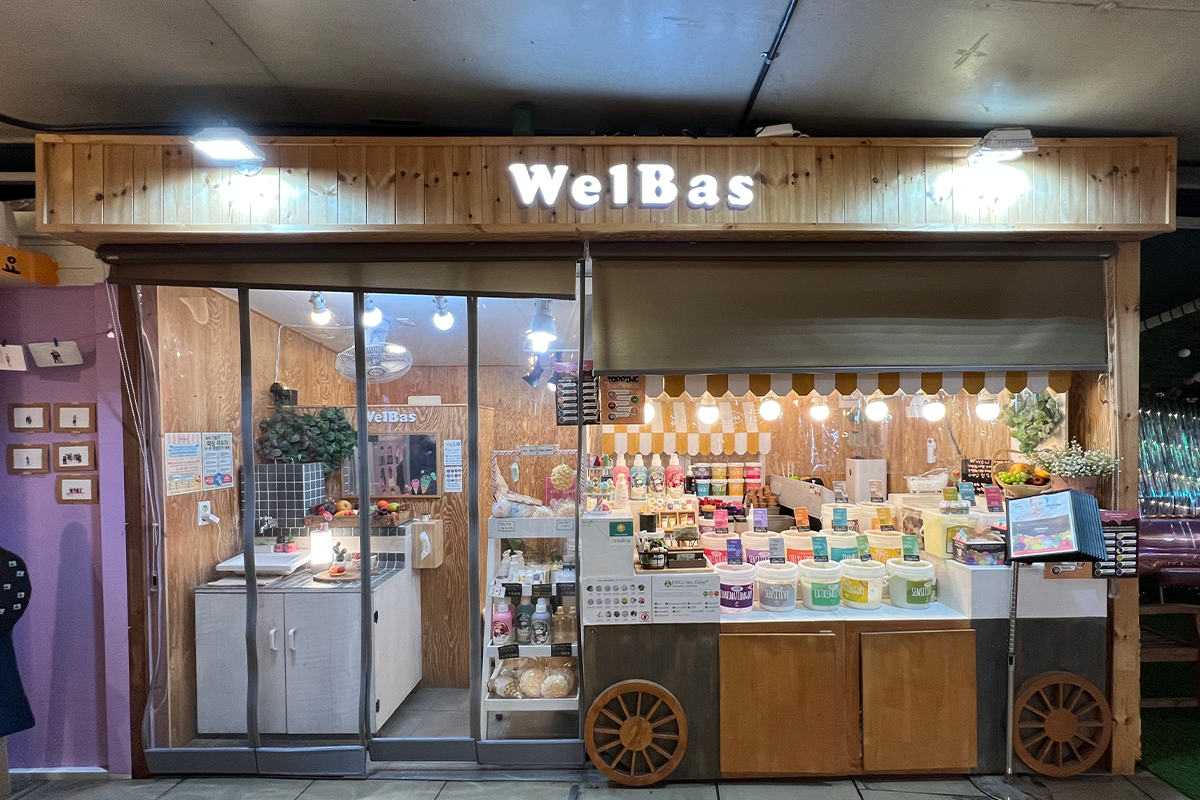 韓国、ソウル、仁寺洞にあるWelBasの店舗外観、自然派スキンケア製品が並び、温かい雰囲気のディスプレイが特徴です。