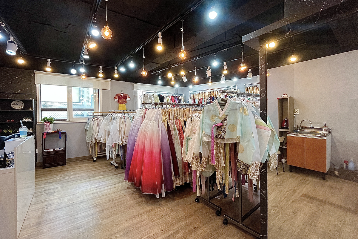 Bộ sưu tập hanbok phong phú với nhiều màu sắc tại cửa hàng cho thuê hanbok Princess Hanbok, nơi khách hàng có thể chọn những bộ trang phục truyền thống Hàn Quốc tuyệt đẹp cho các sự kiện đặc biệt.