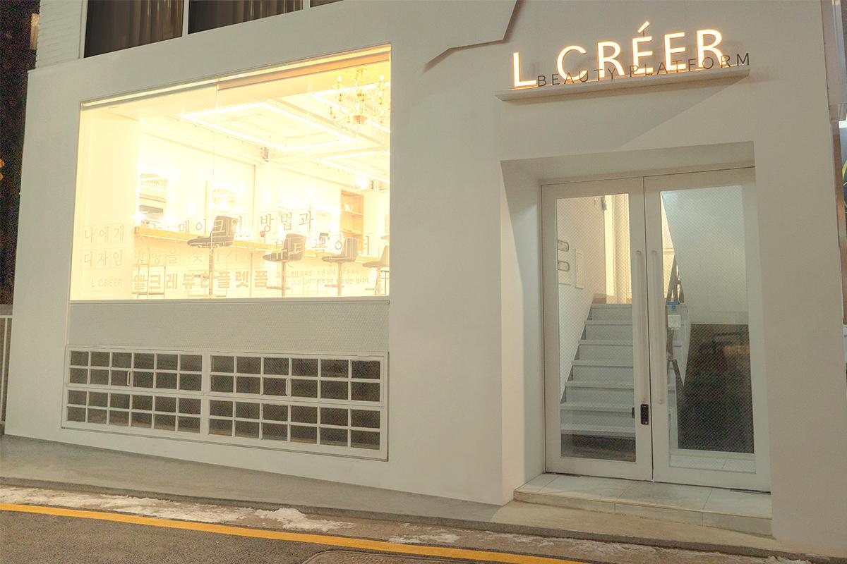 ソウルにあるL CREERの外観写真。白い建物にあるガラス窓からは明るく近代的なインテリアが見えます。
