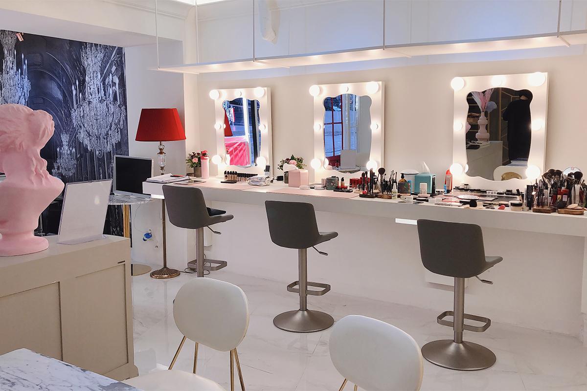 L CREERのインテリア。豪華なシャンデリアと化粧コーナーが見えるモダンな空間です。