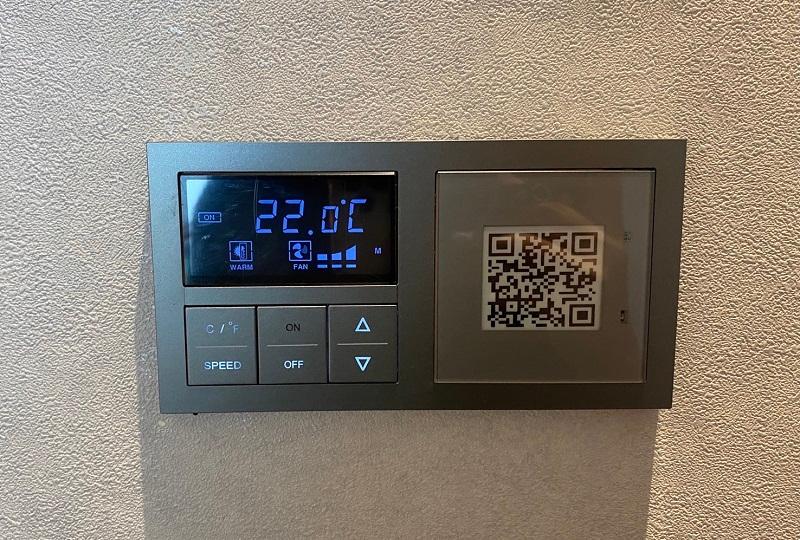 メルキュールアンバサダーソウル弘大の温度調整パネル。QRコードを読み取ってスマホでもコントロール可能。