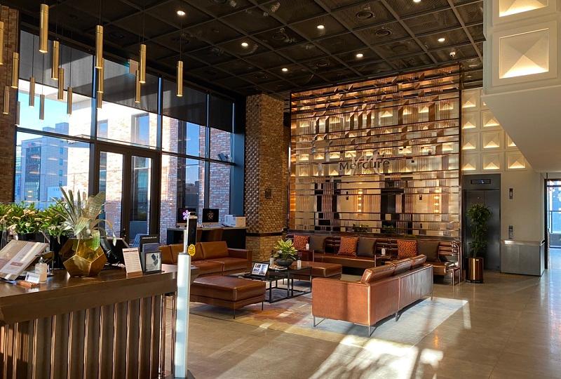 メルキュールアンバサダーソウル弘大の豪華なロビー。暖かい雰囲気のインテリアが訪問者を迎える。