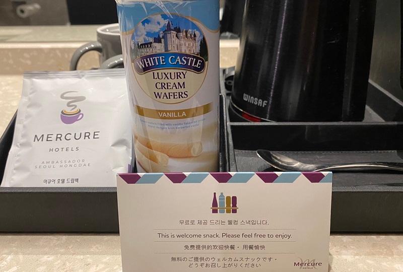 デラックスルーム以上に用意されたミニバー。コーヒーとクッキーのウェルカムスナックが用意されている。