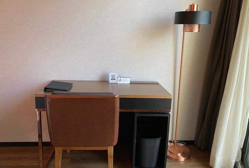 メルキュールアンバサダーソウル弘大の客室にあるデスク。シンプルでコンパクトな作業スペース。