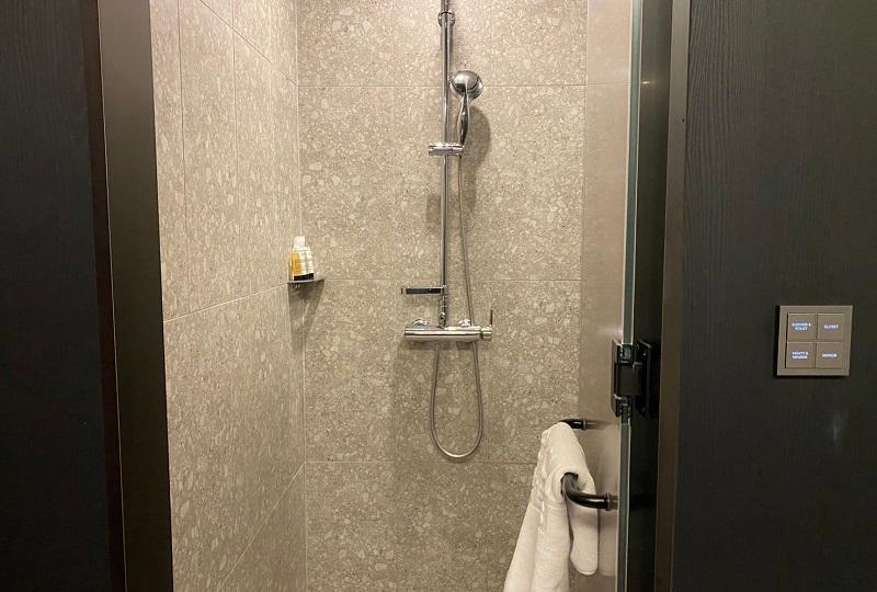 コンパクトなサイズのシャワールーム。水圧は良好、シンプルなデザイン。