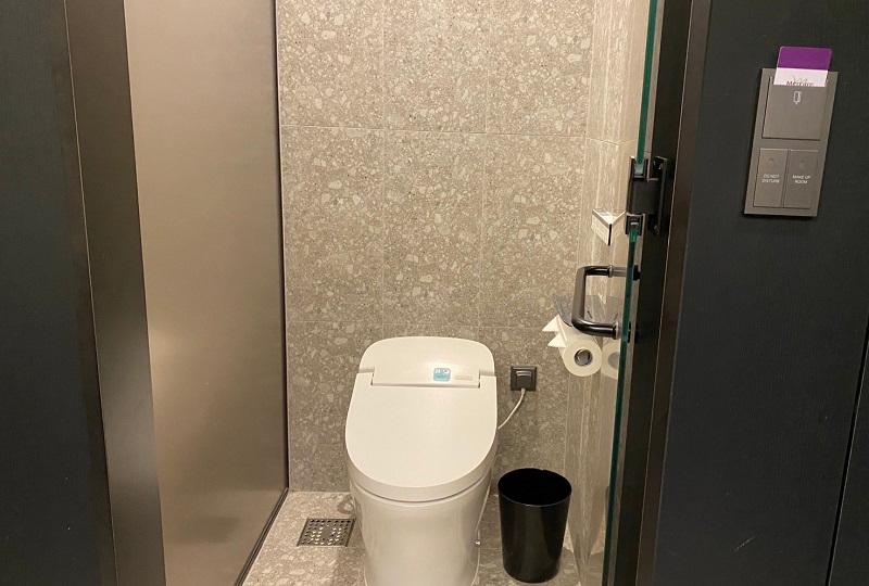 清潔感あふれるウォシュレット付きトイレ。安心して利用できる施設。