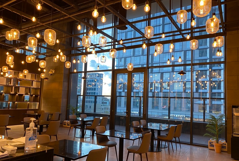 SMTラウンジの魅力的なインテリア。風船型の照明が印象的。」