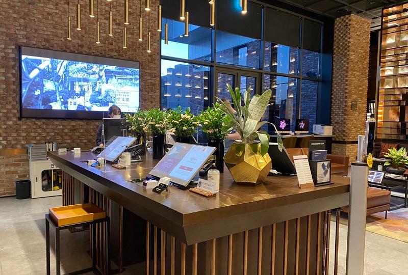 メルキュールホテル弘大のフロントカウンター。花や装飾が置かれたカウンターでチェックイン手続きが行われる。