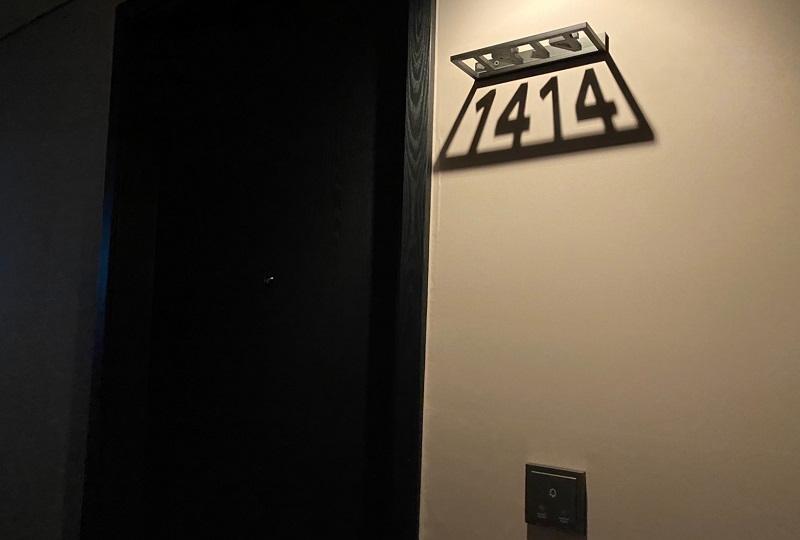 メルキュールホテル弘大の1414号室の入口。照明で部屋番号が表示され、スタイリッシュなデザイン。