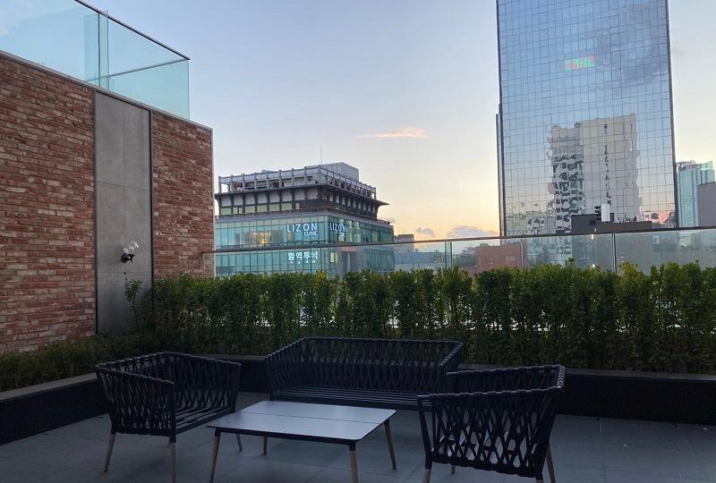 テラスからの眺め。夜には美しい夜景と共にリラックスできる。」