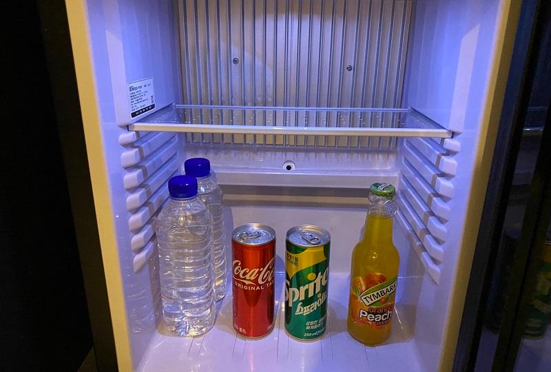 メルキュールホテル弘大のミニバー。飲料が無料で用意されている。