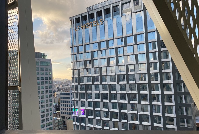 メルキュールホテル弘大のテラスからの景色。L7ホテルの外観が目の前に広がる。