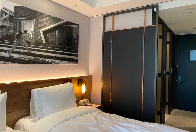 部屋の洗面台とバスルーム間のドア。落ち着いたインテリアが印象的な空間。