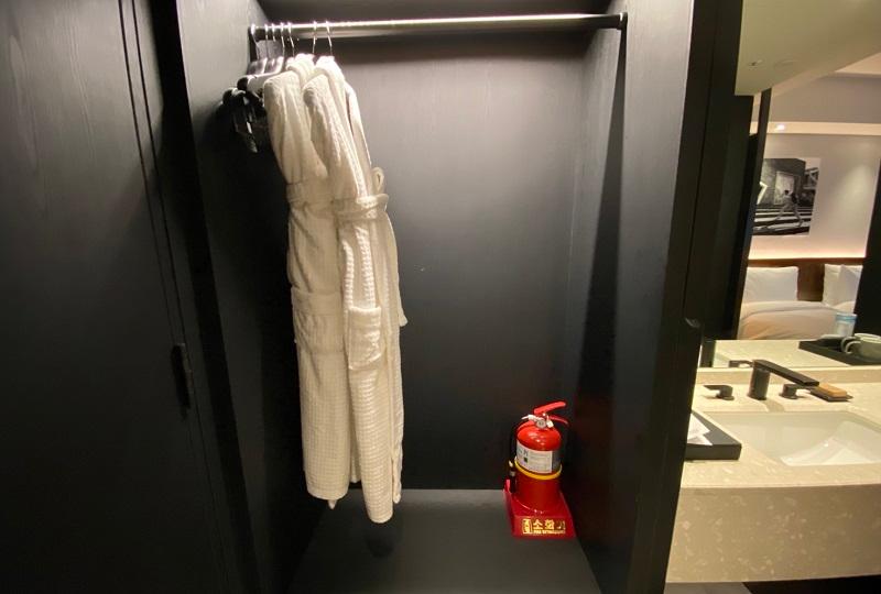 部屋の入口そばにあるクローゼット。バスローブ、ハンガー、消火器が備えられている。