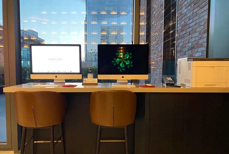 ロビーのビジネスコーナー。今すぐに仕事を開始できる環境が整っている。」