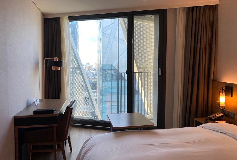 メルキュールホテル弘大の客室からの眺め。大きな窓から見える天気の良い都市景観。