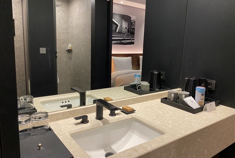 シンプルでクリーンなデザインの洗面台。メルキュールホテル弘大のバスルームエリア。