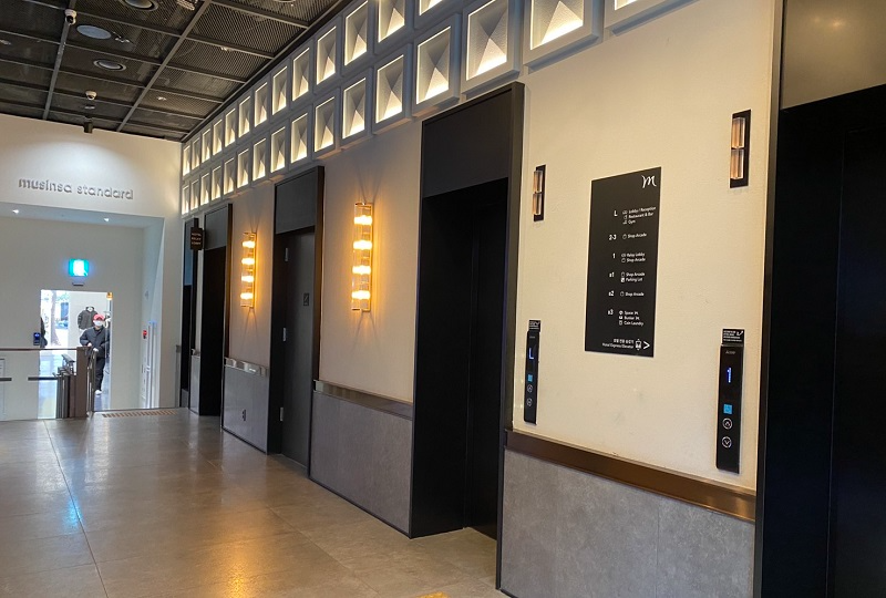 メルキュールホテル弘大のエレベーターエリア。モダンなデザインで、照明が心地よく輝く。