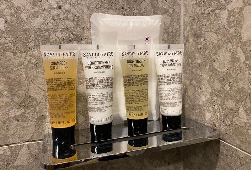 メルキュールホテル弘大のシャワールームに用意されたフェアトレードのシャンプーとリンス。