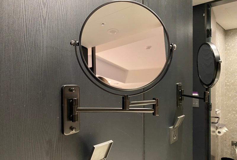 拡大鏡が用意された洗面台エリア。快適に使用可能。