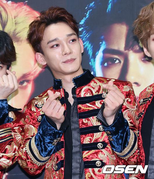 EXOメンバーのチェンとセフンが特別な衣装で舞台に立っている。彼らはOSENの撮影を受けている様子が映し出されている。