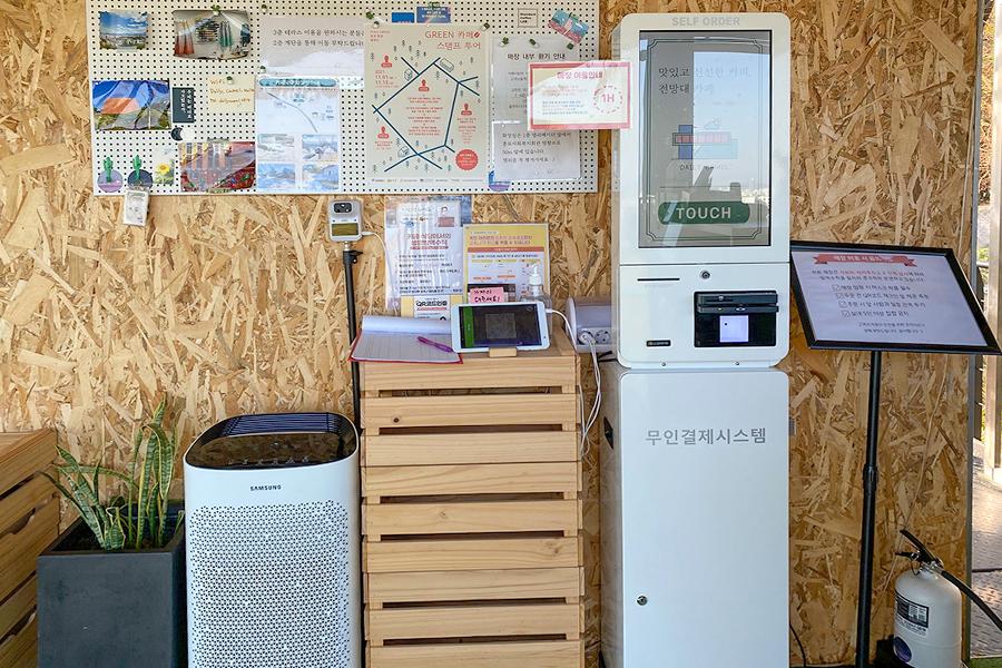 昌信洞崇仁采石场展望台内的自助点餐机和公告栏,墙面上展示了与展望台相关的信息和照片,为游客提供全面的导览与自助服务。
