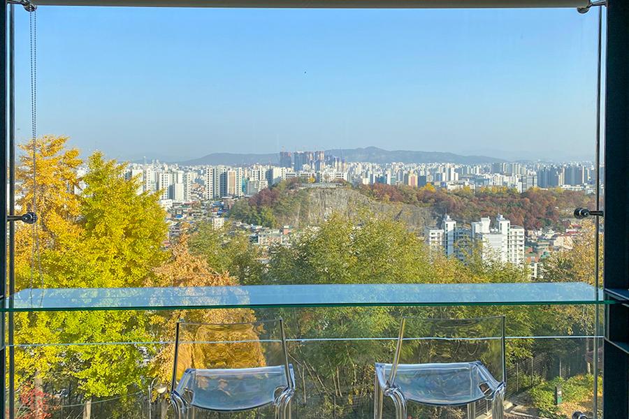 昌信洞崇仁采石场展望台的城市景色,可从透明的玻璃窗观赏到首尔天际线,绿意盎然的树木与城市建筑相映成趣,给人一种无比舒适的感觉。