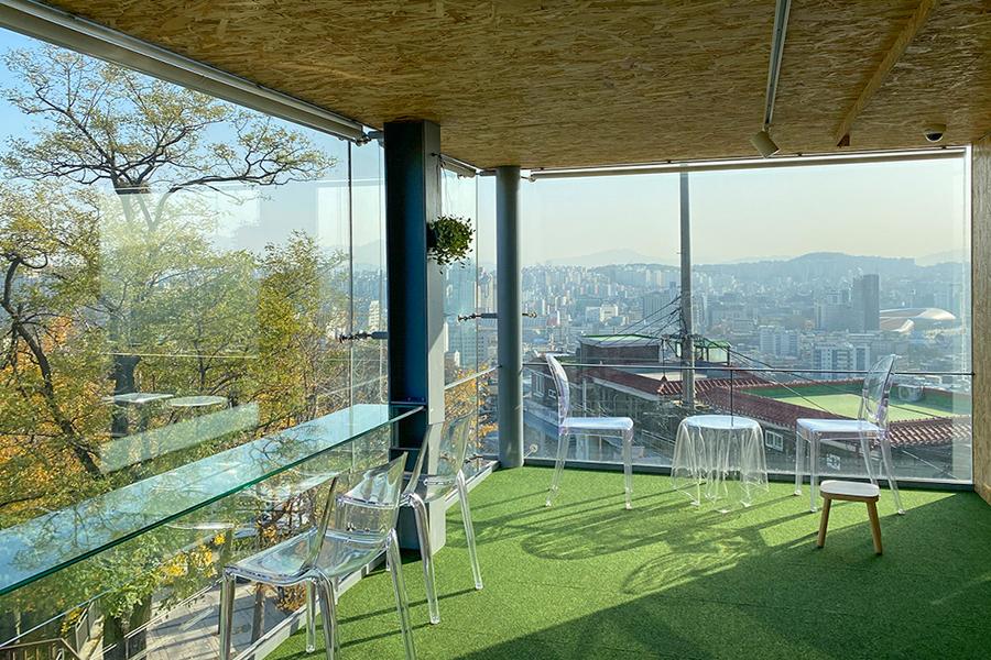 昌信洞崇仁采石场展望台的另一角度,内部设计宽敞明亮,能够欣赏到无与伦比的首尔城市景色,特别是在秋季,落叶增添了浓厚的秋天氛围。