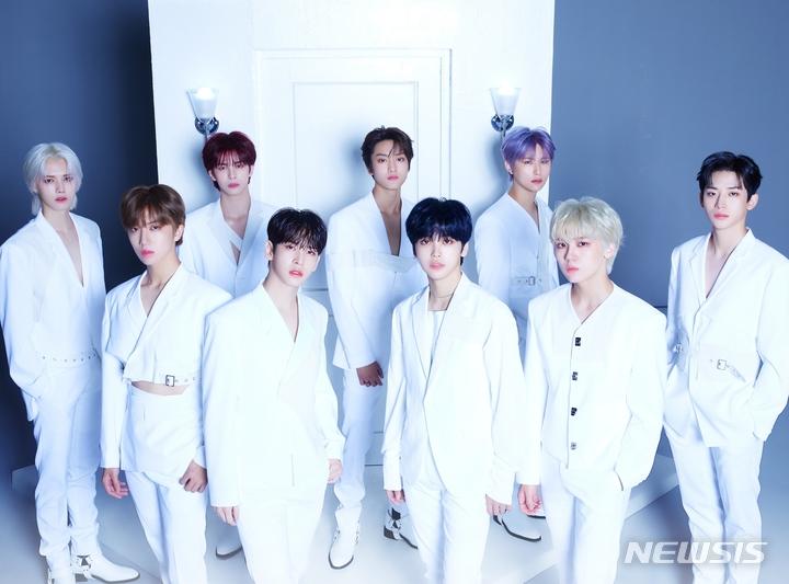 韓国の男性アイドルグループCRAVITYのプロモーションイメージ、メンバー全員が白い衣装を着てポーズを取っている様子。